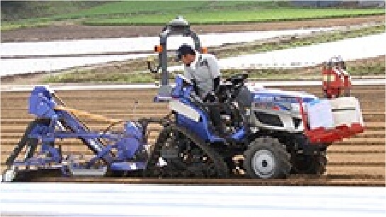 このシステムならトラクターが<br />
誰でも運転できる！