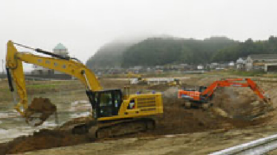 ICT施工 活用事例<br />
5台のICT建機がフル稼働